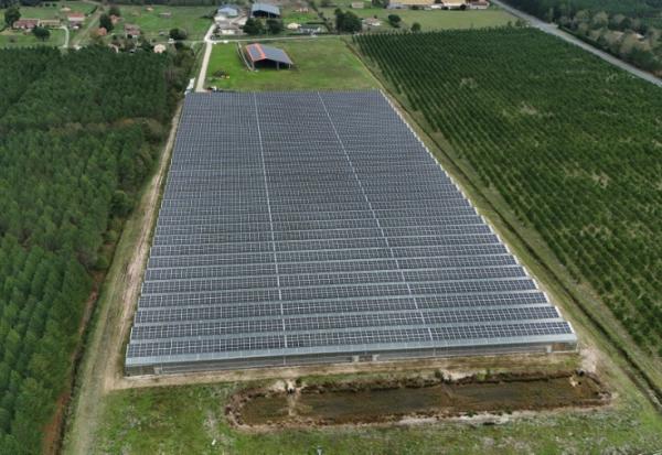 Vue aérienne d'une serre dont le toit est en partie constitué de panneaux photovoltaïques, au Temple, le 3 octobre 2025 en Gironde