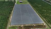 Vue aérienne d'une serre dont le toit est en partie constitué de panneaux photovoltaïques, au Temple, le 3 octobre 2025 en Gironde