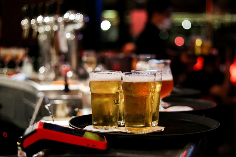 Des bières servies dans un bar à Bruxelles, le 7 octobre 2020
