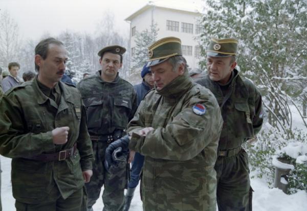 Ratko Mladic, l'ex-chef militaire des Serbes de Bosnie, le deuxième à droite sur la photo, dans la banlieue de Sarajevo, le 15 février 1994