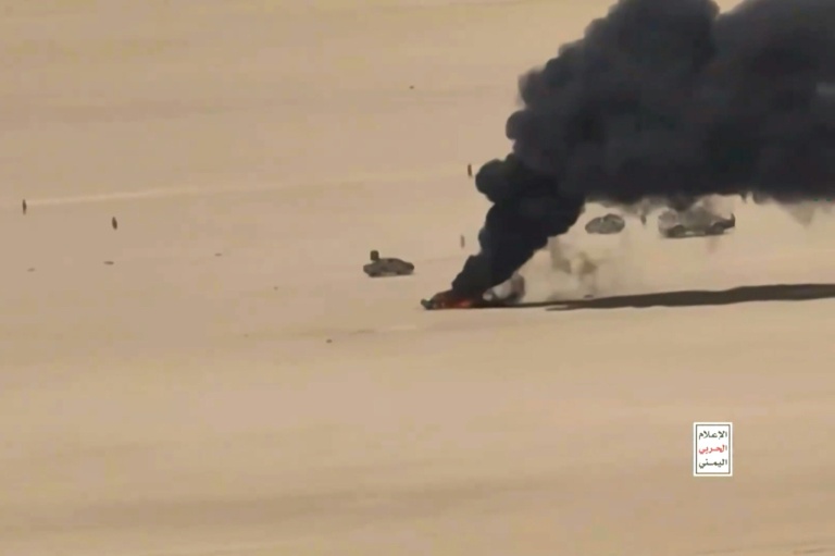 Image tirée d'une vidéo diffusée par le centre médiatique d'Ansarullah le 5 octobre 2026 montrant une vue aérienne d'un véhicule en feu lors de ce que les Houthis présentent comme des attaques de drones contre les forces gouvernementales yéménites, dans un endroit non précisé au Yémen
