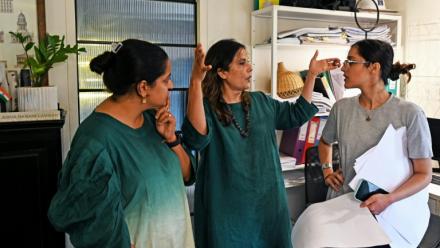 L'architecte indienne Abha Narain Lambah (C) discute d'un projet avec un employé, le 22 septembre 2026 à Bombay 