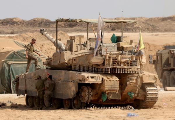 Des chars israéliens déployés à la frontière avec la bande de Gaza, le 13 août 2025