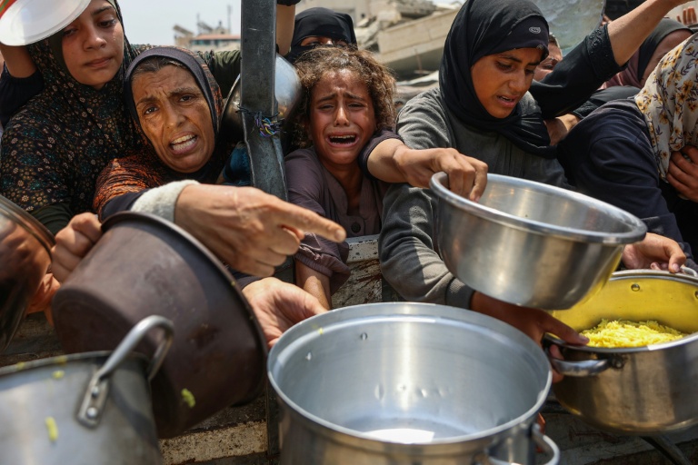 Distribution de nourriture dans la ville de Gaza, le 13 août 2025