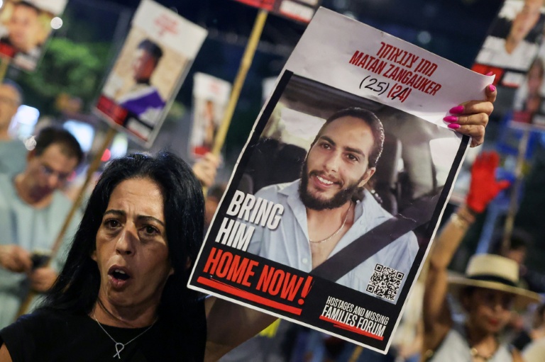 La mère d'un otage retenu à Gaza, Enav Zangauker, porte un portrait de son fils Matan, lors d'une manifestation à Tel-Aviv le 12 août 2025
