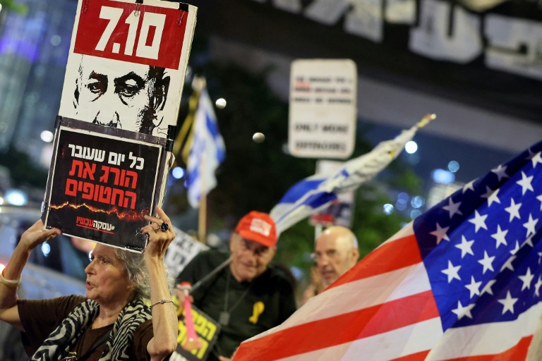 Manifestation antigouvernementale pour réclamer la libération des otages israéliens retenus à Gaza et la fin de la guerre, à Tel-Aviv le 12 août 2025