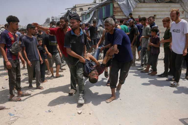 Une victime évacuée après des tirs à Jabalia, dans le nord de la bande de Gaza, le 13 août 2025
