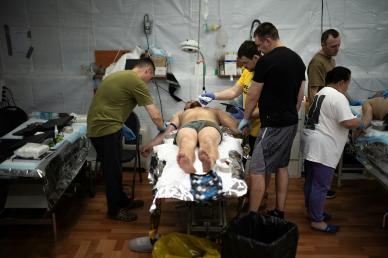 Un soldat ukrainien blessé soigné près de Pokrovsk, dans l'est de l'Ukraine, le 7 juin 2025