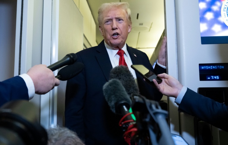 Le président américain Donald Trump parle à la presse à bord d'Air Force One avant son arrivée à la base Andrews, près de Washington, le 19 octobre 2025