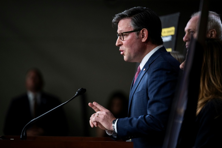 Le président républicain de la Chambre américaine des représentants, Mike Johnson, lors d'une conférence de presse au Capitole de Washington, le 15 octobre 2025