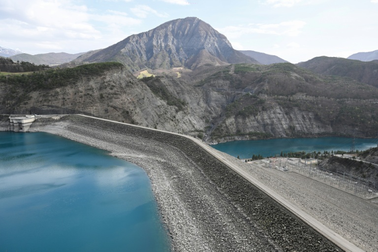 Le barrage hydroélectrique EDF du lac de Serre-Ponçon à Rousset, dans les Hautes-Alpes, le 29 mars 2023