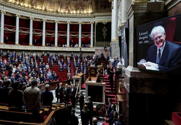 Une photo de l'ancien Premier ministre Lionel Jospin, décédé dimnache, à l'Assemblée nationale où les députés observent une minute de silence, le 24 mars 2026 à Paris