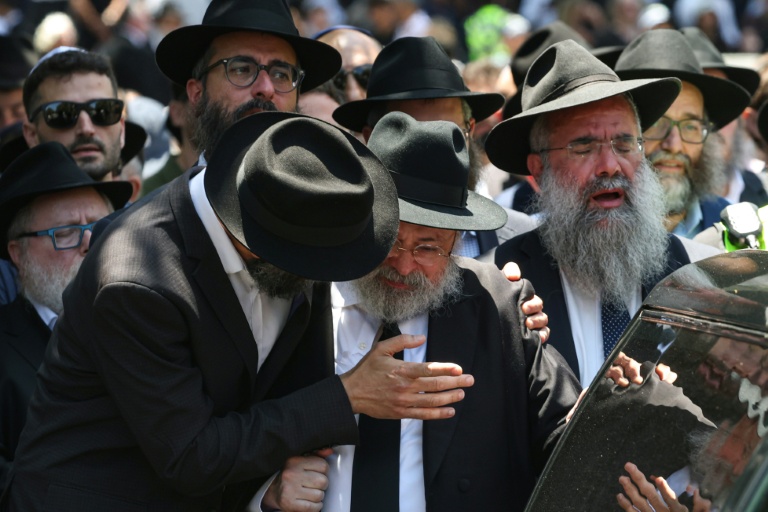 Un cortège suit le corbillard transportant le cercueil du rabbin Eli Schlanger, tué lors de l'attentat du 14 décembre de la plage de Bondi, après le service funèbre à la synagogue Chabad de Bondi à Sydney, le 17 décembre 2025