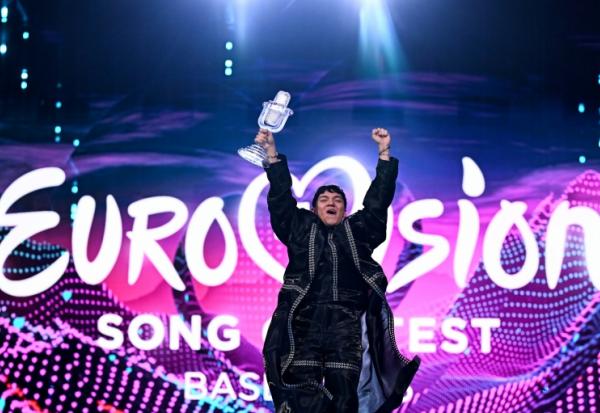 Le chanteur autrichien JJ, représentant l'Autriche avec la chanson "Wasted Love", brandit le trophée après avoir remporté la grande finale de l'Eurovision, à Bâle, le 18 mai 2025