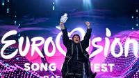 Le chanteur autrichien JJ, représentant l'Autriche avec la chanson "Wasted Love", brandit le trophée après avoir remporté la grande finale de l'Eurovision, à Bâle, le 18 mai 2025