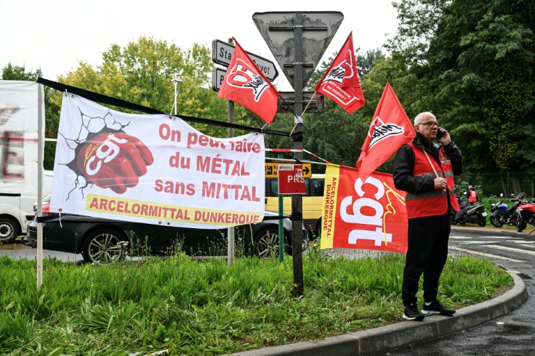 Banderole de la CGT d'ArcelorMittal, lors d'une manifestation à l'usine d'Indre, dans l'ouest de la France, le 3 octobre 2025