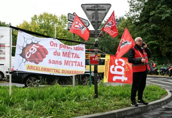 Banderole de la CGT d'ArcelorMittal, lors d'une manifestation à l'usine d'Indre, dans l'ouest de la France, le 3 octobre 2025