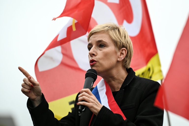 La députée du groupe écologiste et social Clémentine Autain, en soutien à une manifestation de salariés d'ArcelorMittal à Indre, dans l'ouest de la France, le 3 octobre 2025