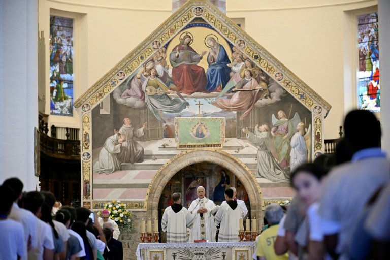 Le pape Léon XIV célèbre une messe à la basilique Sainte-Marie-des-Anges lors d'une visite pastorale à Assise, le 6 août 2026