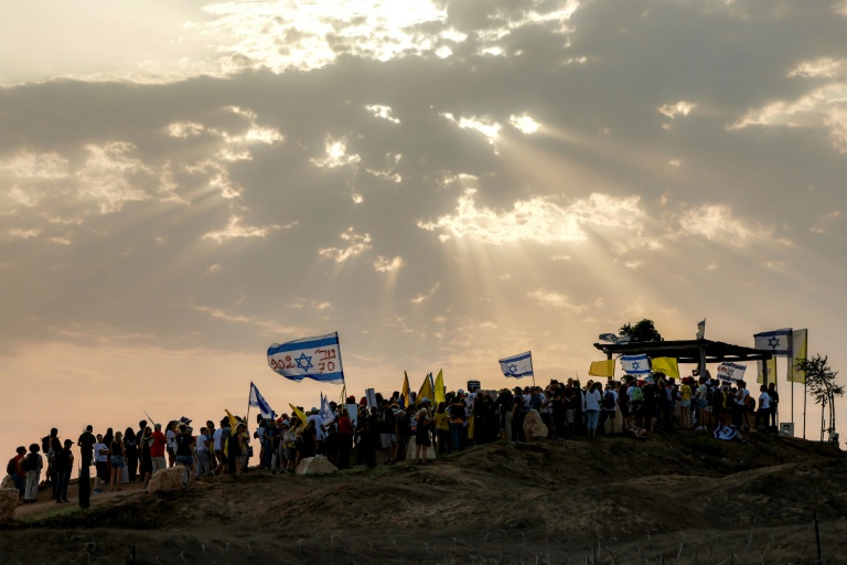 Manifestation organisée par des femmes en soutien aux otages retenu à Gaza, près du kibboutz Nahal Oz, dans le sud d'Israël, le 10 août 2025