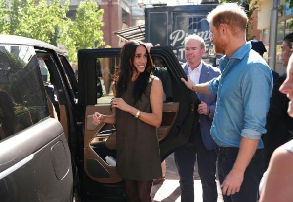 Le prince Harry, duc de Sussex, et son épouse Meghan, duchesse de Sussex, quittent les lieux après une visite à Batyr, un programme de sensibilisation à la santé mentale, à l'université de technologie Swinburne de Melbourne, le 16 avril 2026