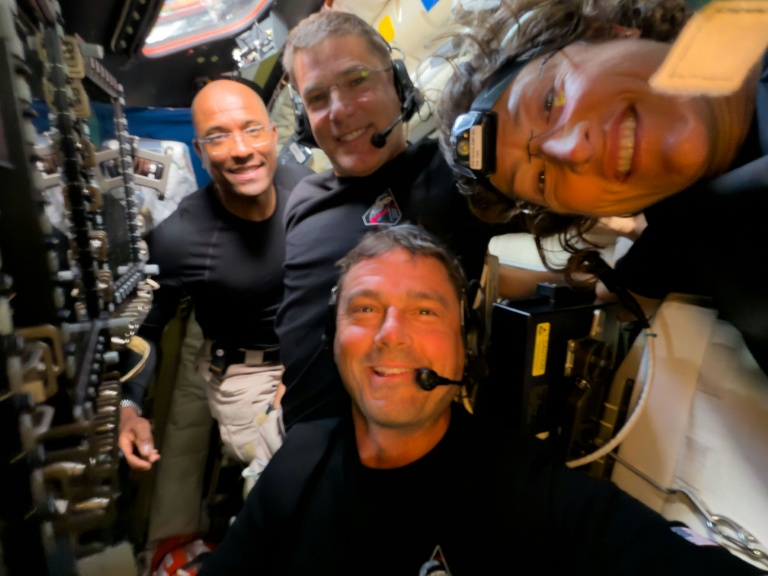 Photo diffusée le 7 avril 2026 par la Nasa montrant les membres d'équipage d'Artemis II (g-d) Victor Glover, Jeremy Hansen, Reid Wiseman et Christina Koch à bord du vaisseau spatial Orion, le 6 avril 2026