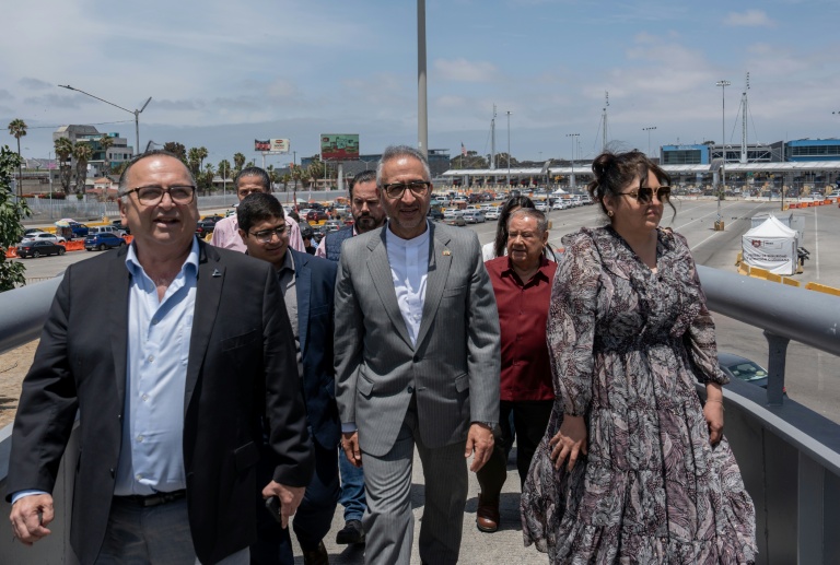 L'ambassadeur d'Iran au Mexique, Abolfazl Pasandideh (au centre), visite la frontière américano-mexicaine à Tijuana, le 6 juin 2026 