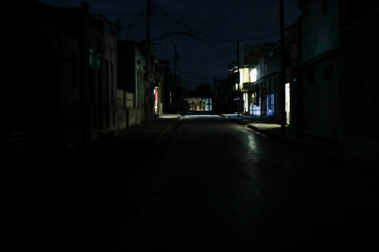 De la lumière dans des habitations alimentées par des générateurs lors d'une panne de courant à Santiago de Cuba, le 5 février 2026