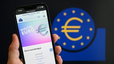 L'euro numérique, présenté comme une alternative européenne aux américains Visa et Mastercard pour les paiements électroniques, devrait franchir mardi une étape cruciale au Parlement européen