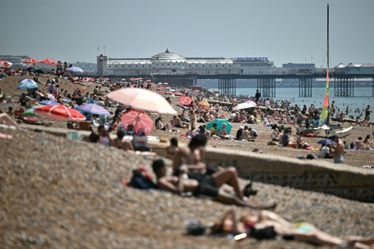 La plage de Brighton dans le sud de l'Angleterre pendant une vague de chaleur le 25 mai 2026 