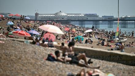 La plage de Brighton dans le sud de l'Angleterre pendant une vague de chaleur le 25 mai 2026 