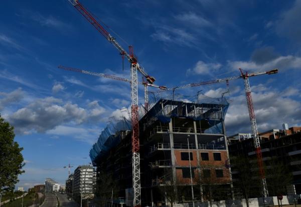 Des grues devant un chantier à Madrid, en Espagne, le 29 mars 2020