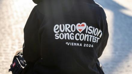 Promotion pour le concours de l'Eurovision 2026 sur un sweat-shirt, le 24 avril 2026 à Vienne 