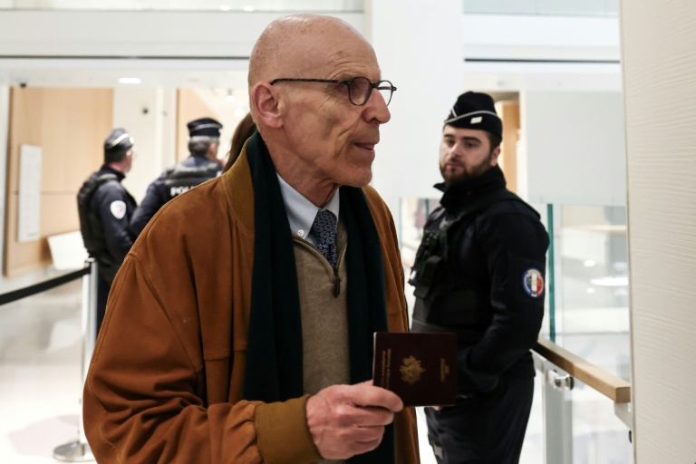 Christian Herrault, ancien directeur général adjoint de Lafarge, arrive au tribunal de Paris le 13 avril 2026