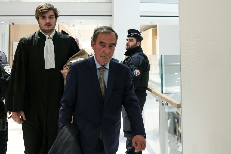 L'ancien PDG de Lafarge, Bruno Lafont, arrive au tribunal correctionnel de Paris le 13 avril 2026