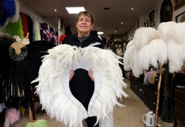 Jean-Claude de Roo, alias Dominique, alors plumassier du Lido, dans son atelier à Paris, le 1er juin 2022