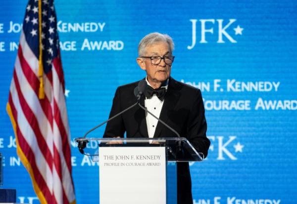 Le président sortant de la banque centrale américaine (Fed), Jerome Powell, prend la parole après avoir reçu un "prix du courage" en politique, le 31 mai 2026 à Boston, dans le Massachusetts