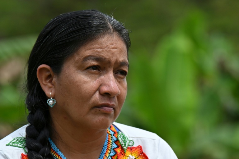 Francia Giraldo, une femme autochtone embera chami et dirigeante communautaire, marche avec ses petites-filles dans une réserve de Pueblo Rico, en Colombie, le 9 avril 2026
