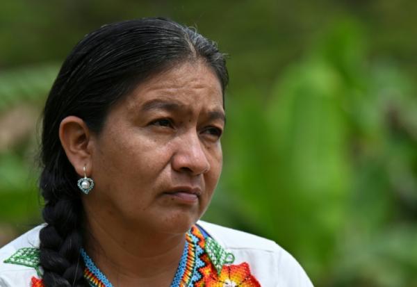 Francia Giraldo, une femme autochtone embera chami et dirigeante communautaire, marche avec ses petites-filles dans une réserve de Pueblo Rico, en Colombie, le 9 avril 2026