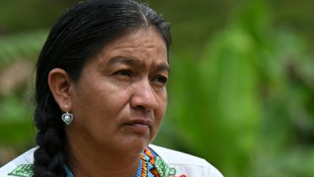 Francia Giraldo, une femme autochtone embera chami et dirigeante communautaire, marche avec ses petites-filles dans une réserve de Pueblo Rico, en Colombie, le 9 avril 2026