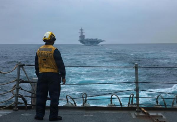 Photo diffusée diffusée par le Commandement central des forces navales des États-Unis, le 9 septembre 2026, montrant un marin américain debout sur le pont d'envol du destroyer lance-missiles de classe Arleigh Burke USS Mason, le 4 septembre 2026 en mer