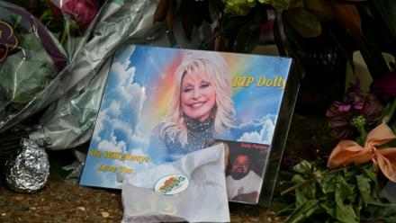 Des fleurs et des messages déposés devant la maison de la chanteuse décédée Dolly Parton à Brentwood, dans le Tennessee, le 26 août 2026