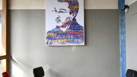 Un portrait de l’enseignant assassiné Samuel Paty lors d’une cérémonie d’hommage au collège du Bois-d’Aulne à Conflans-Sainte-Honorine, en banlieue parisienne, le 16 octobre 2023