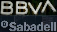Montage photos du 16 novembre 2020 montrant les logos des banques BBVA et Sabadell