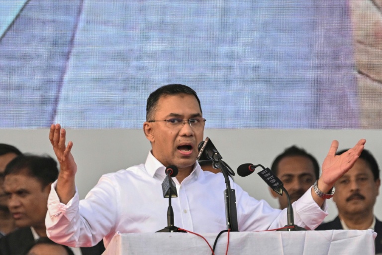 Tarique Rahman, président par intérim du Parti nationaliste du Bangladesh (BNP) et fils de l'ancienne cheffe du gouvernement Khaleda Zia, s'adresse à ses partisans lors d'un rassemblement après son arrivée à Dacca, le 25 décembre 2025 au Bangladesh
