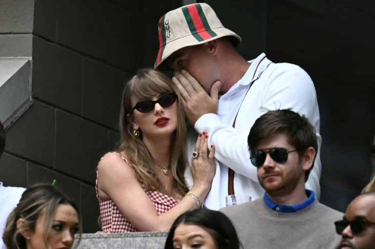 La chanteuse américaine Taylor Swift et son fiancé, le footballeur américain Travis Kelce, à l'US Open de tennis le 8 septembre 2024