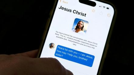L'application de chatbot "Text With Jesus" sur un écran de smartphone, le 2 octobre 2025 à Washington