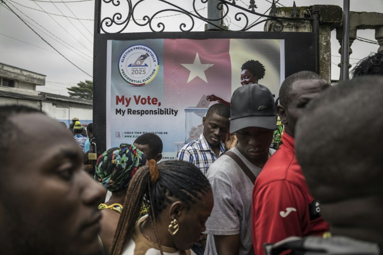 Des électeurs camerounais font la queue devant un bureau de l'Élection Cameroun (ELECAM) à Douala (Cameroun), le 8 octobre 2025, pour retirer leur carte d'électeur avant l'élection présidentielle camerounaise du 12 octobre 2025