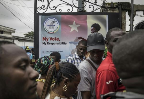 Des électeurs camerounais font la queue devant un bureau de l'Élection Cameroun (ELECAM) à Douala (Cameroun), le 8 octobre 2025, pour retirer leur carte d'électeur avant l'élection présidentielle camerounaise du 12 octobre 2025