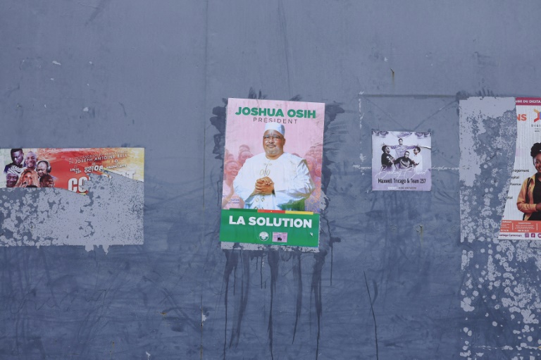 Un panneau d'affichage électoral montrant le candidat du parti SDF, Joshua Osih, à Douala (Cameroun), le 6 octobre 2025, à l'approche de l'élection présidentielle prévue le 12 octobre 2025